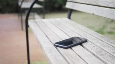 Photo d'un téléphone perdu sur un banc dans un parc