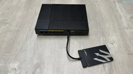 SSD connecté à une box Internet via un adaptateur USB pour le partage de fichiers entre appareils