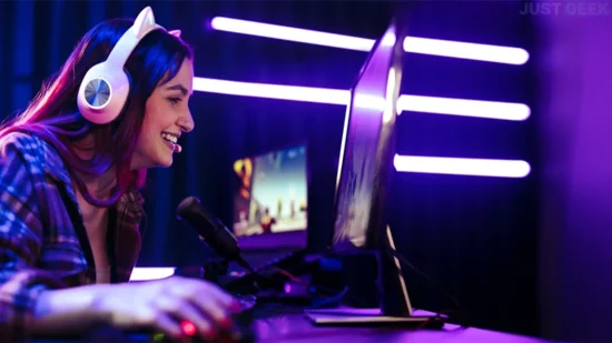 Gameuse portant un casque à réduction de bruit, concentré sur son jeu